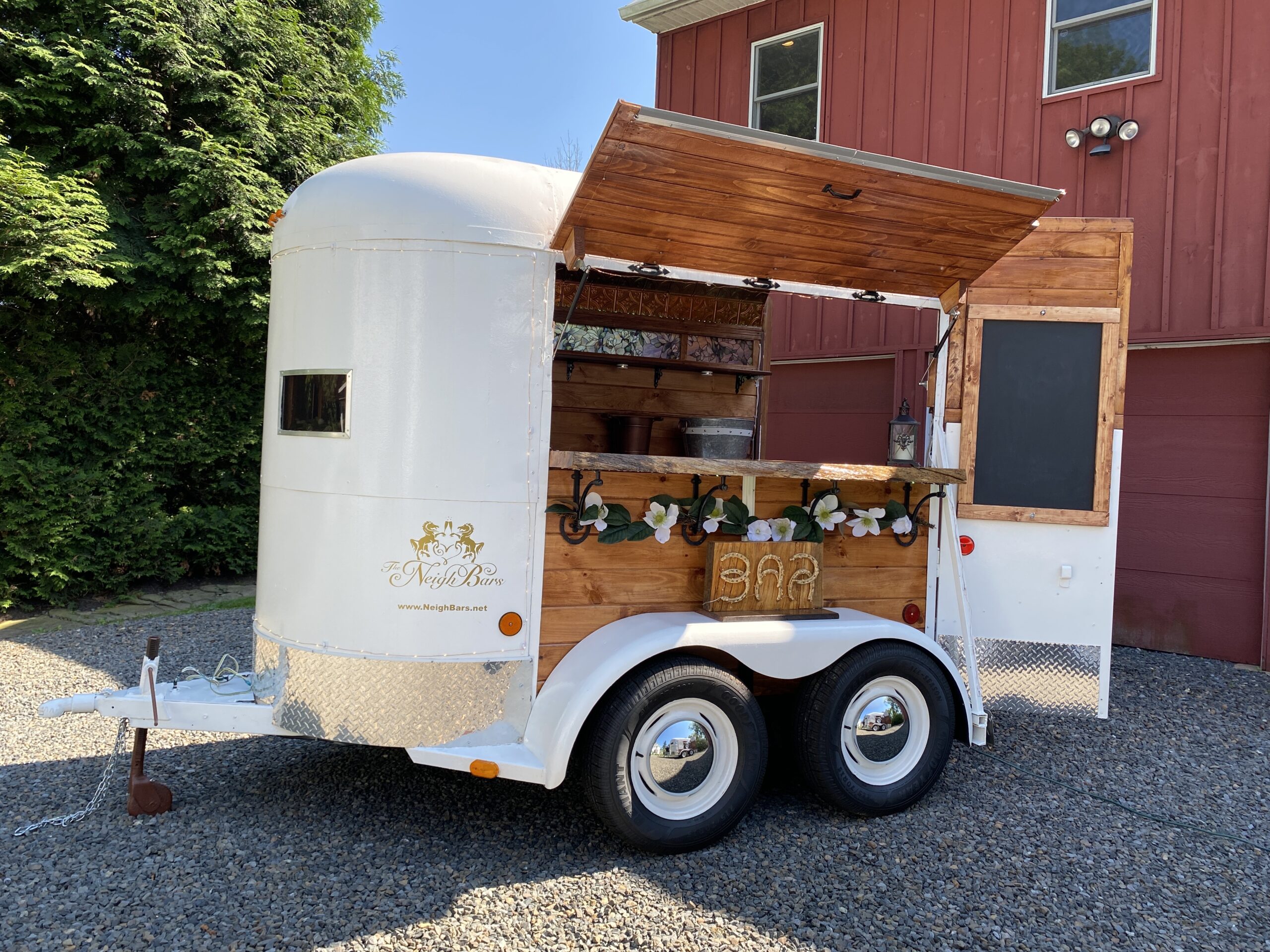 Froth & Foam Mobile Bar, Luxury Horse Trailer